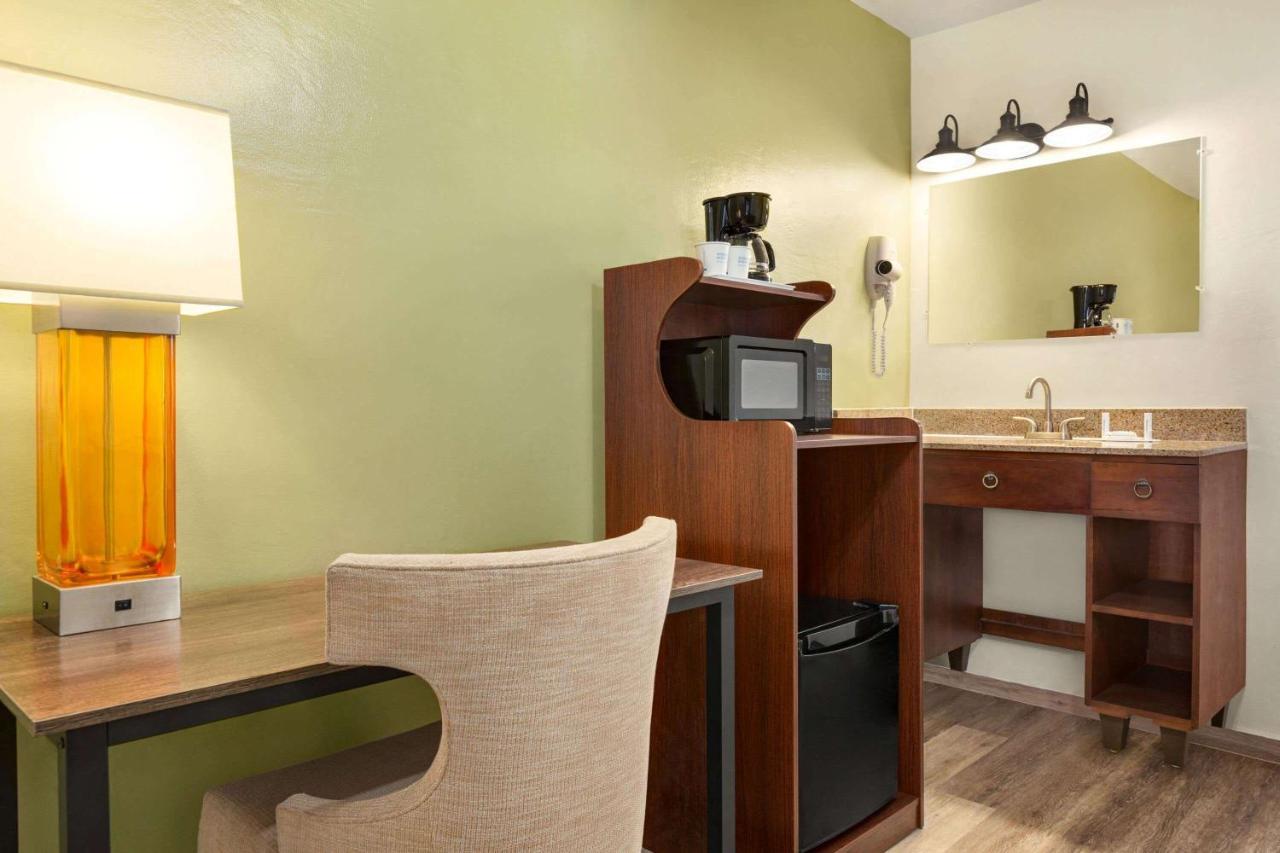 Baymont By Wyndham Fort Bragg Exterior foto